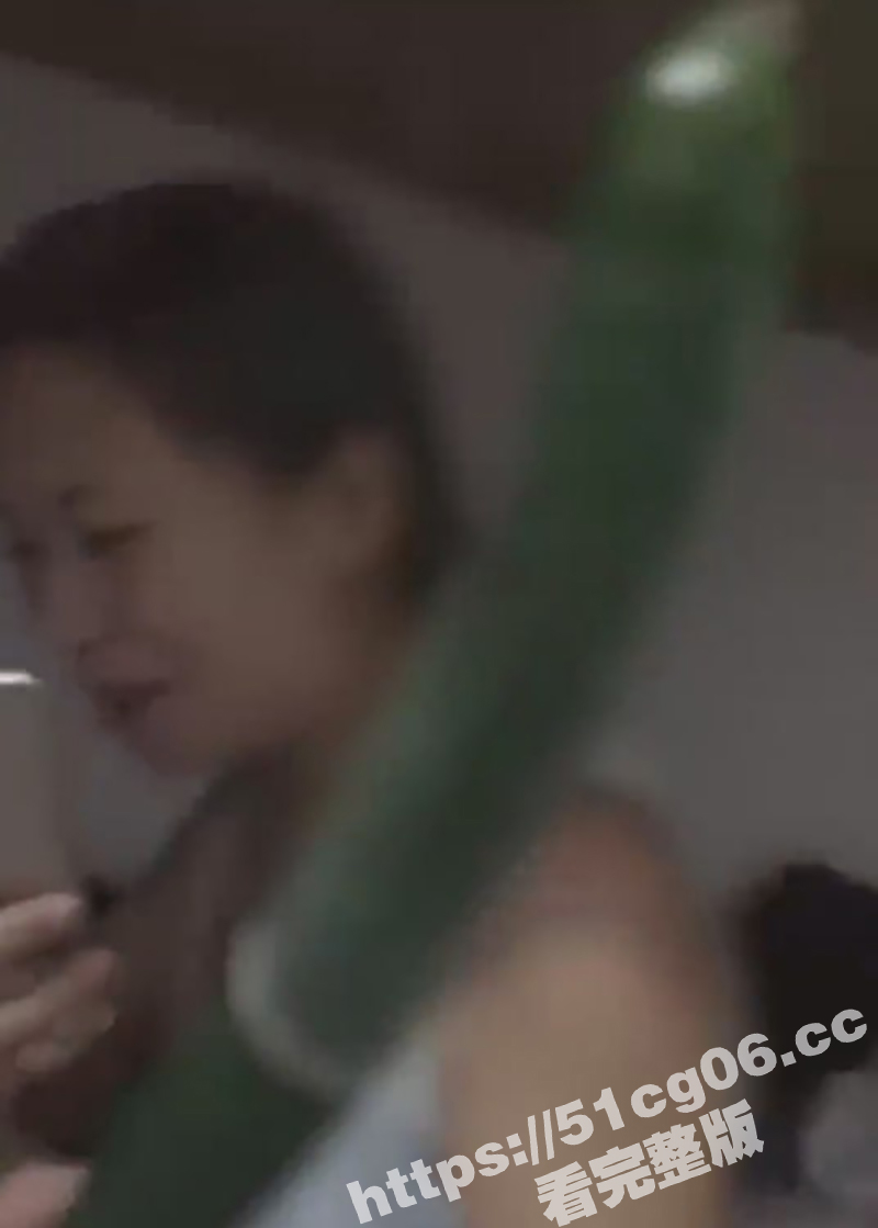 奇葩宿管阿姨为了减少校园恋情 贴心为每个女生发放超长黄瓜 并配发避孕套！