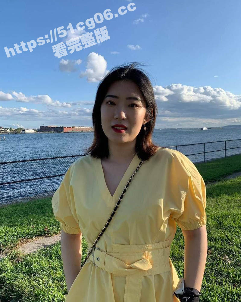 厦门人事部门美女 江凯莉 被男友骑脸用鸡巴插嘴口交 然后掀起上衣用美乳为男友进行乳交波堆