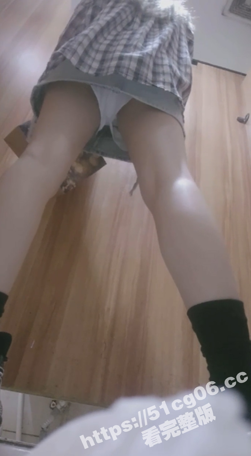 美少女专场！女厕偷拍相关图片