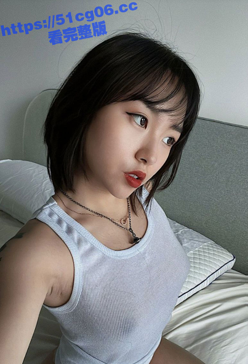 健身博主也爱玩反差 翘臀女神御姐范儿十足！ 私下将水晶棒自慰插穴视频献给网友看！