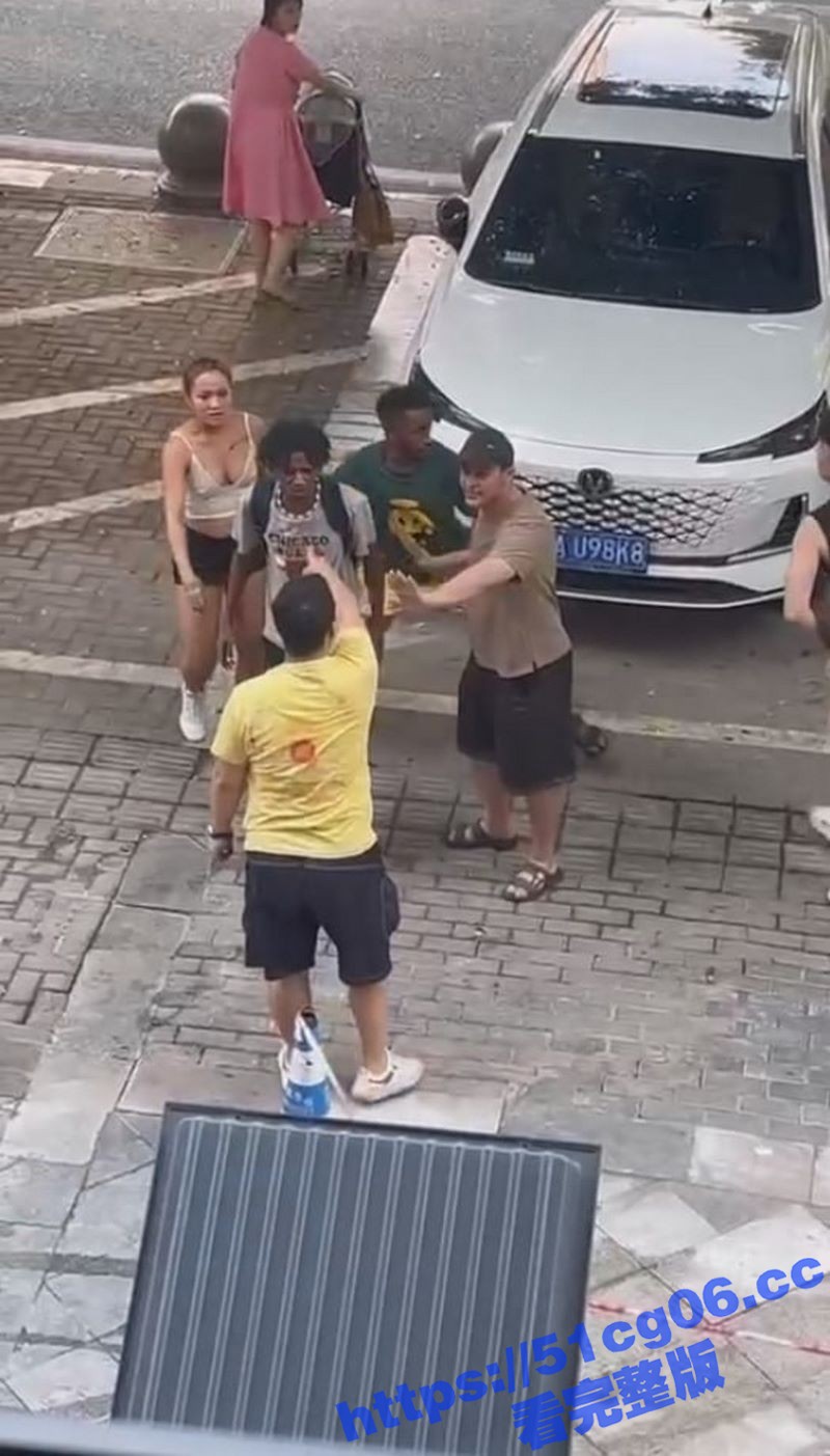 2个中国小伙街头大战2个黑鬼 中国媚黑婊极力维护自己的黑鬼男友 太贱了 越看越生气！