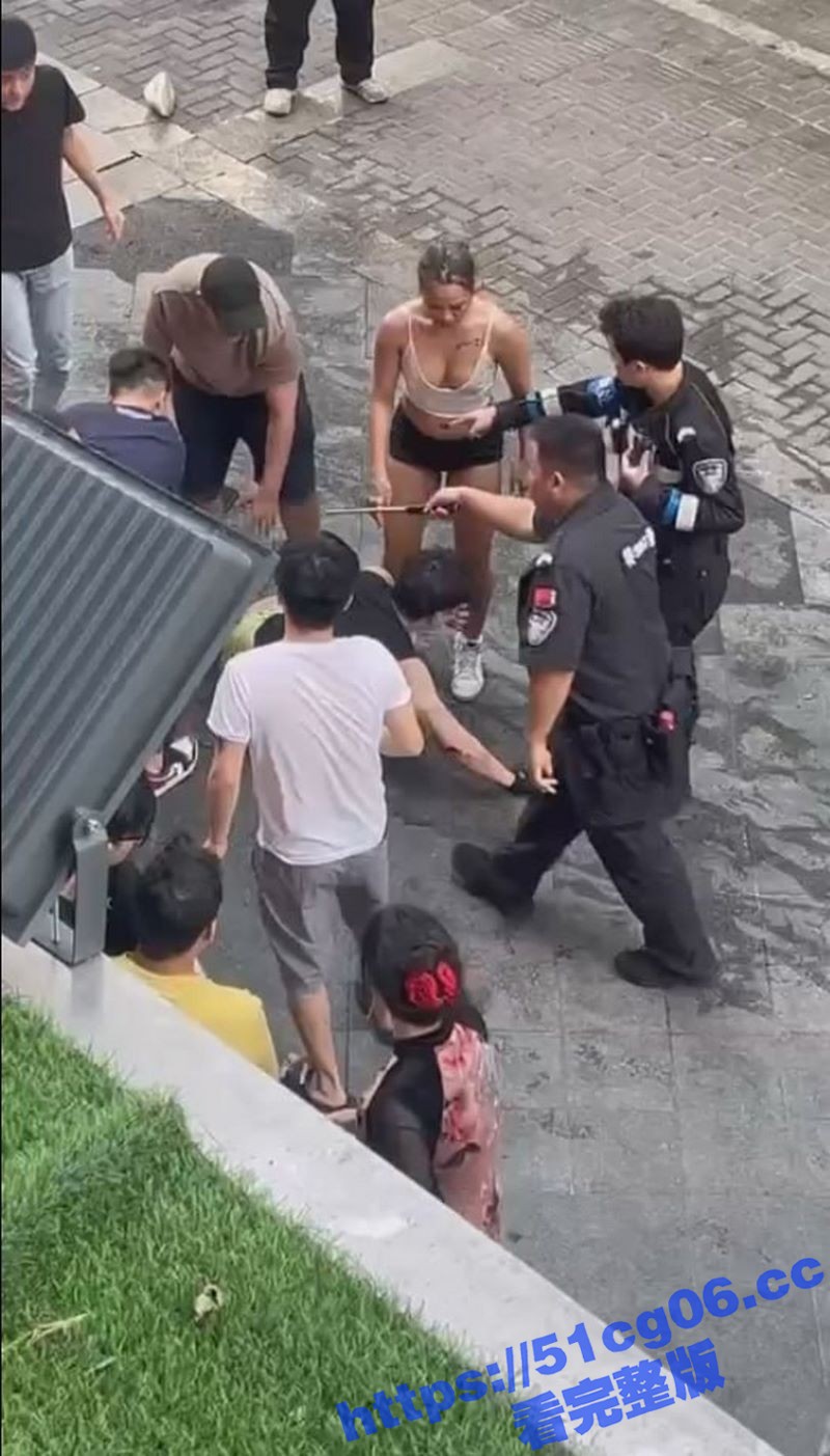 2个中国小伙街头大战相关图片