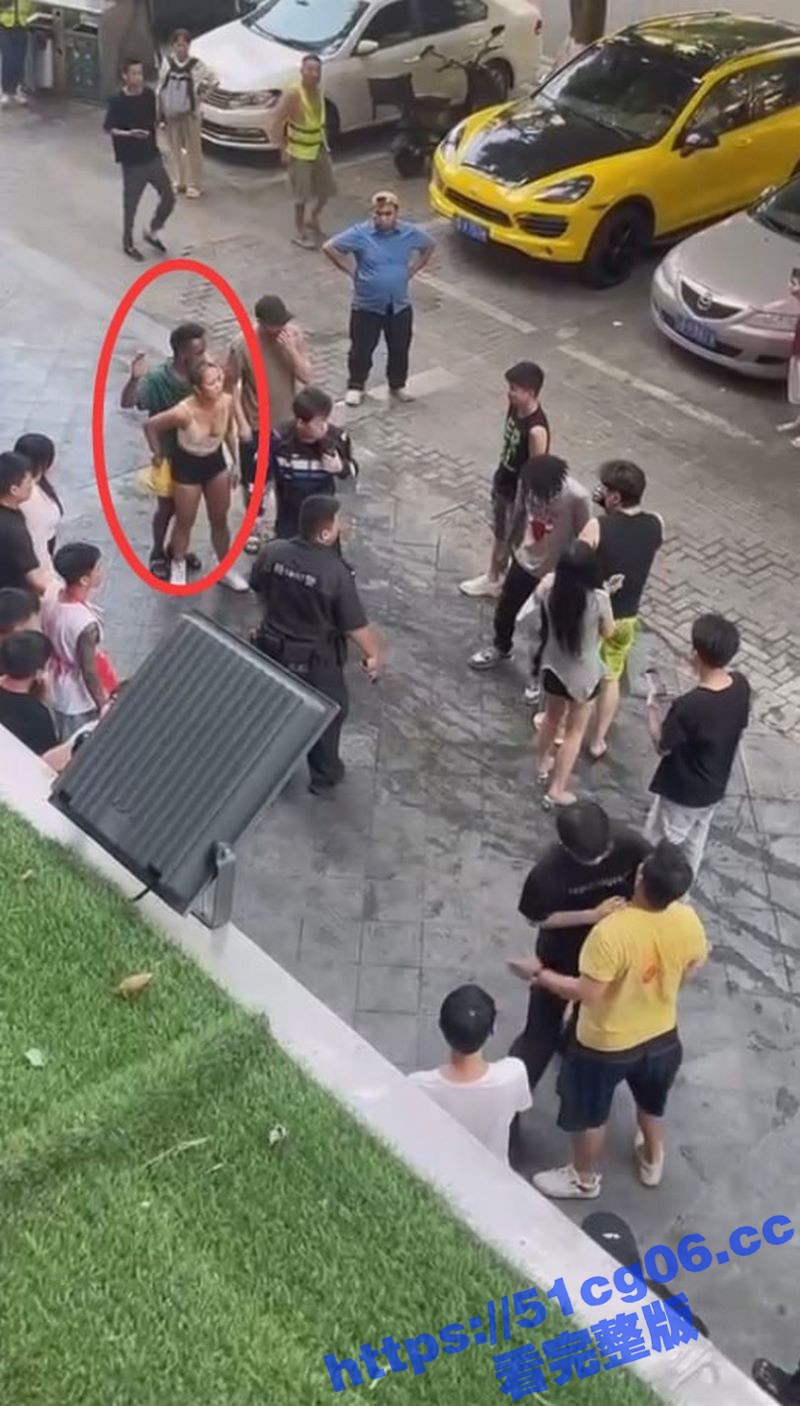 2个中国小伙街头大战相关图片