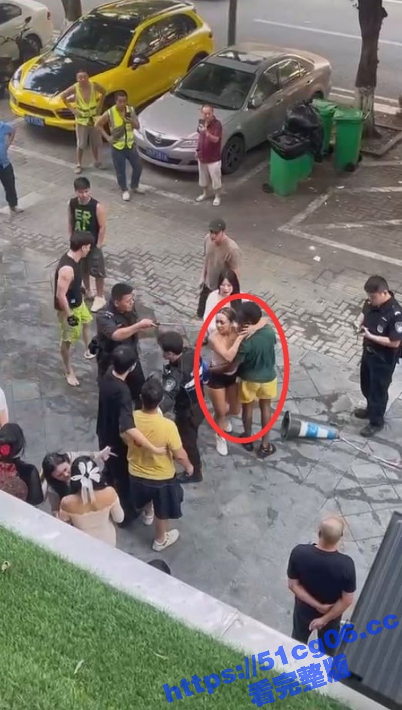 2个中国小伙街头大战相关图片
