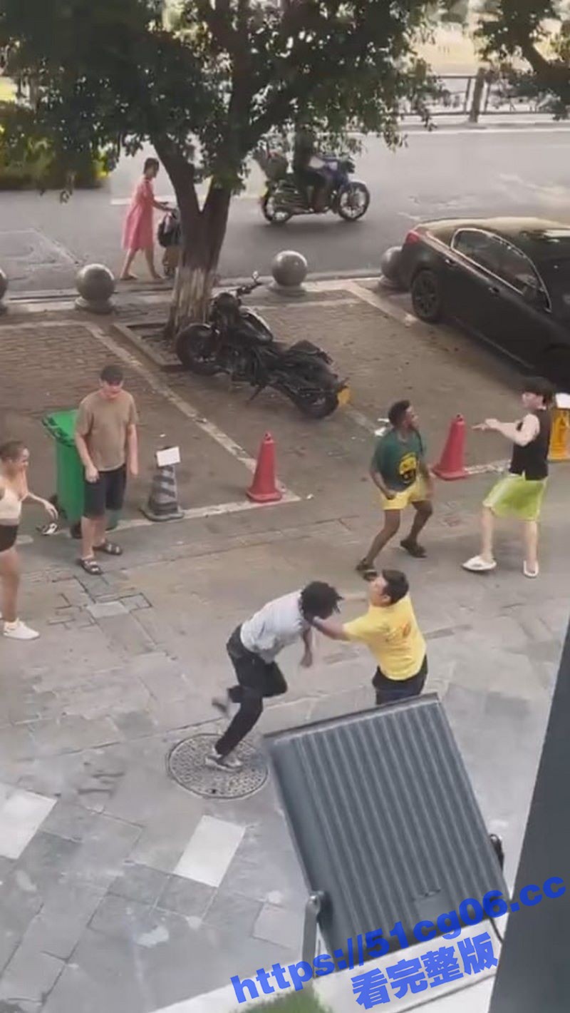 2个中国小伙街头大战相关图片