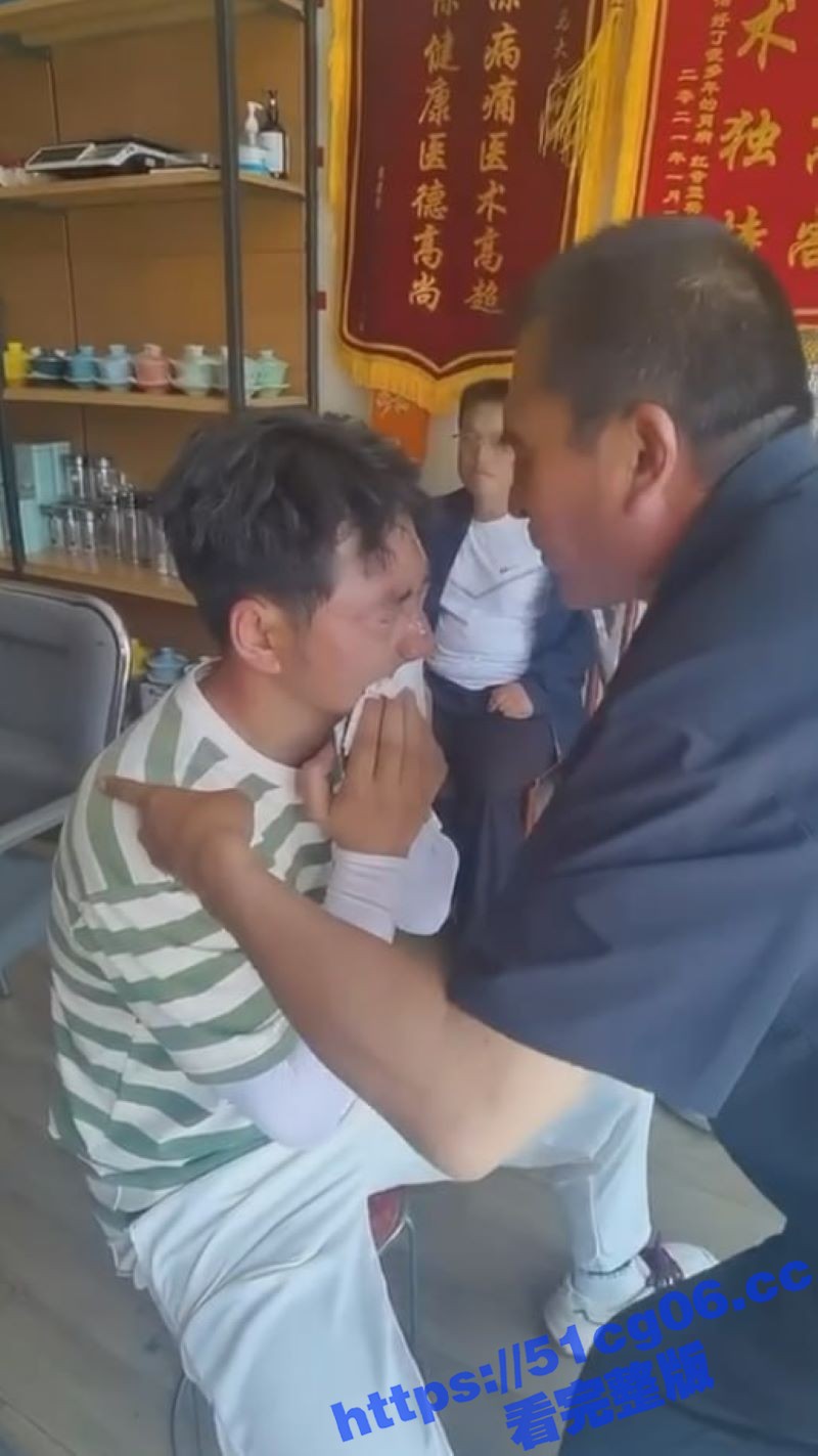中医偏方治大病 不明觉厉 一旁看病的都惊呆了 感觉大爷二三十年的口水都吐了这哥们头上了