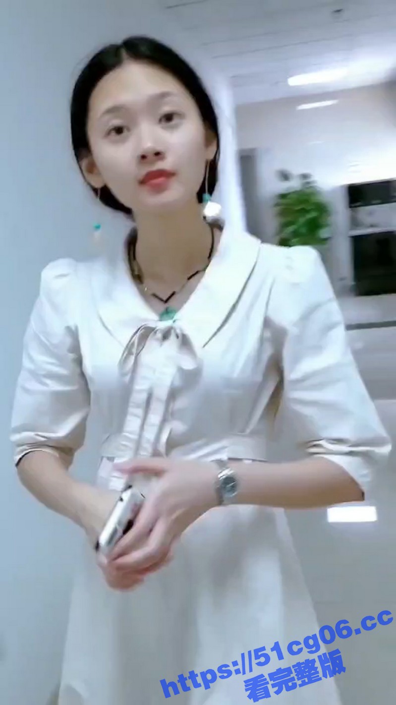 公司女厕所偷拍妹子尿尿 你以为这样就结束了吗 竟然还敢当面搭讪小姐姐 胆子太大了！