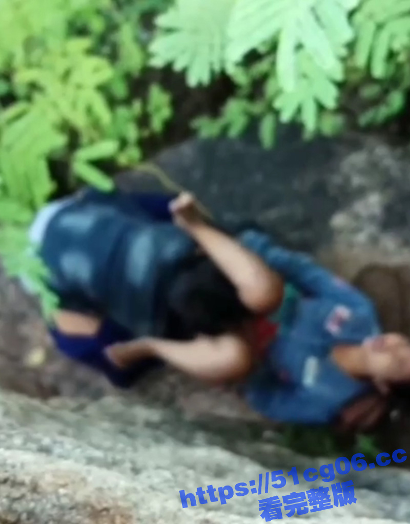 登山偶然发现女男偷情相关图片