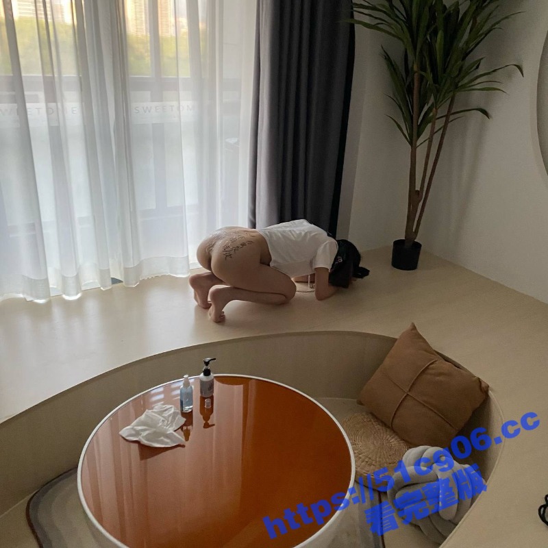 网友调教骚母狗 趴下相关图片
