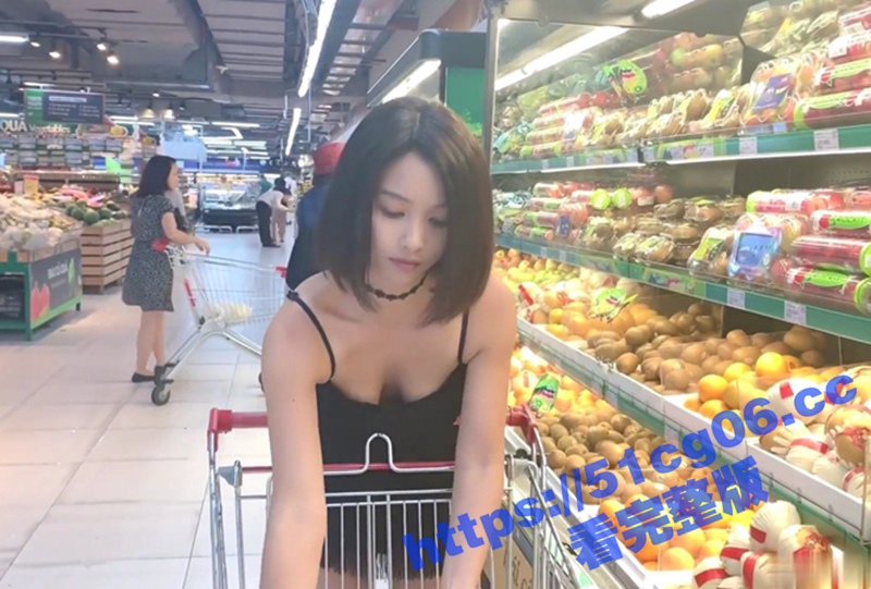 国外骚女不穿内裤逛超相关图片