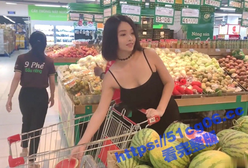 国外骚女不穿内裤逛超相关图片