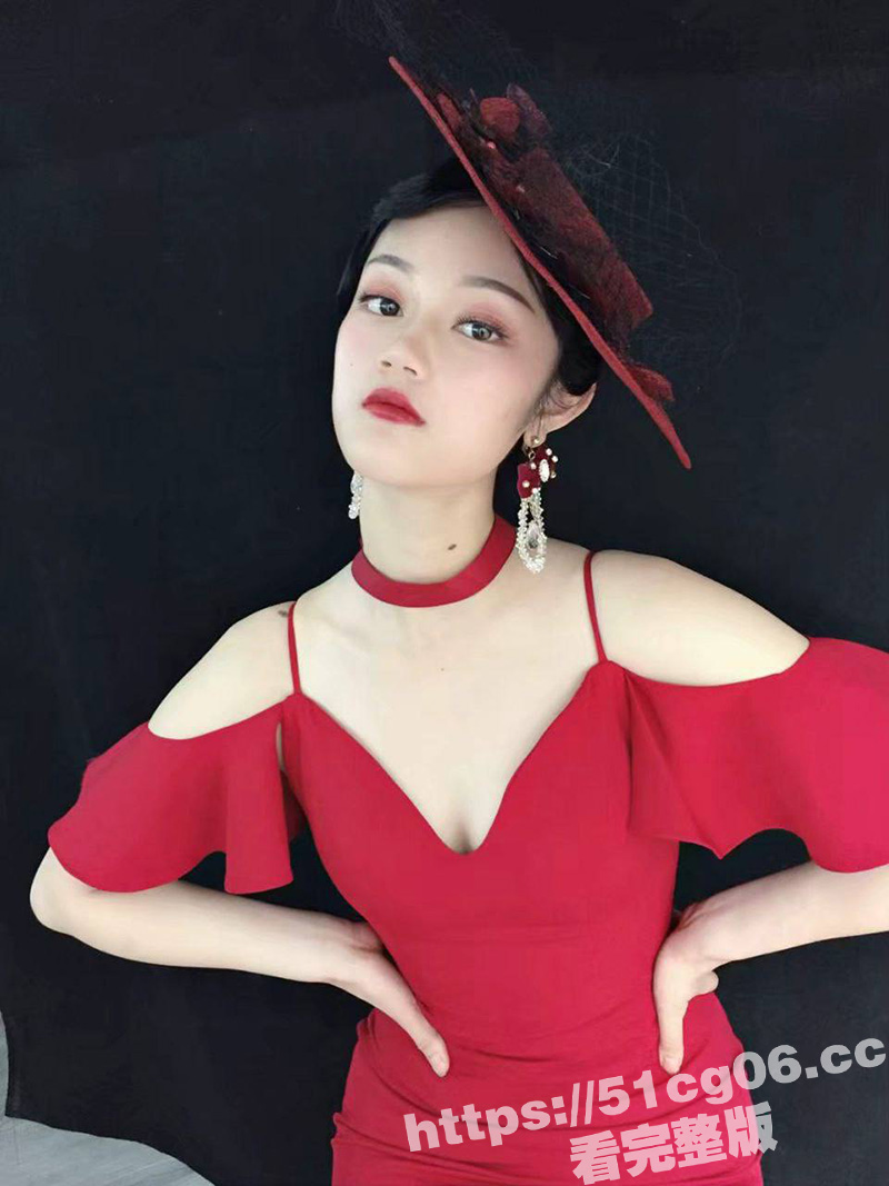 广州高颜值极品骚母狗 身材一流美腿超性感 背着男友和同事玩露出 泡温泉趁没人插入爆操