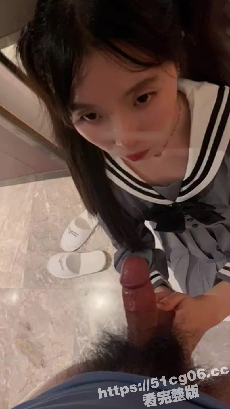 超嫩的双马尾小母狗 小小年纪就这么放荡 身材完美翘臀美腿 浑身上下都是白皙粉嫩的 爆操白嫩小穴插得嗷嗷叫