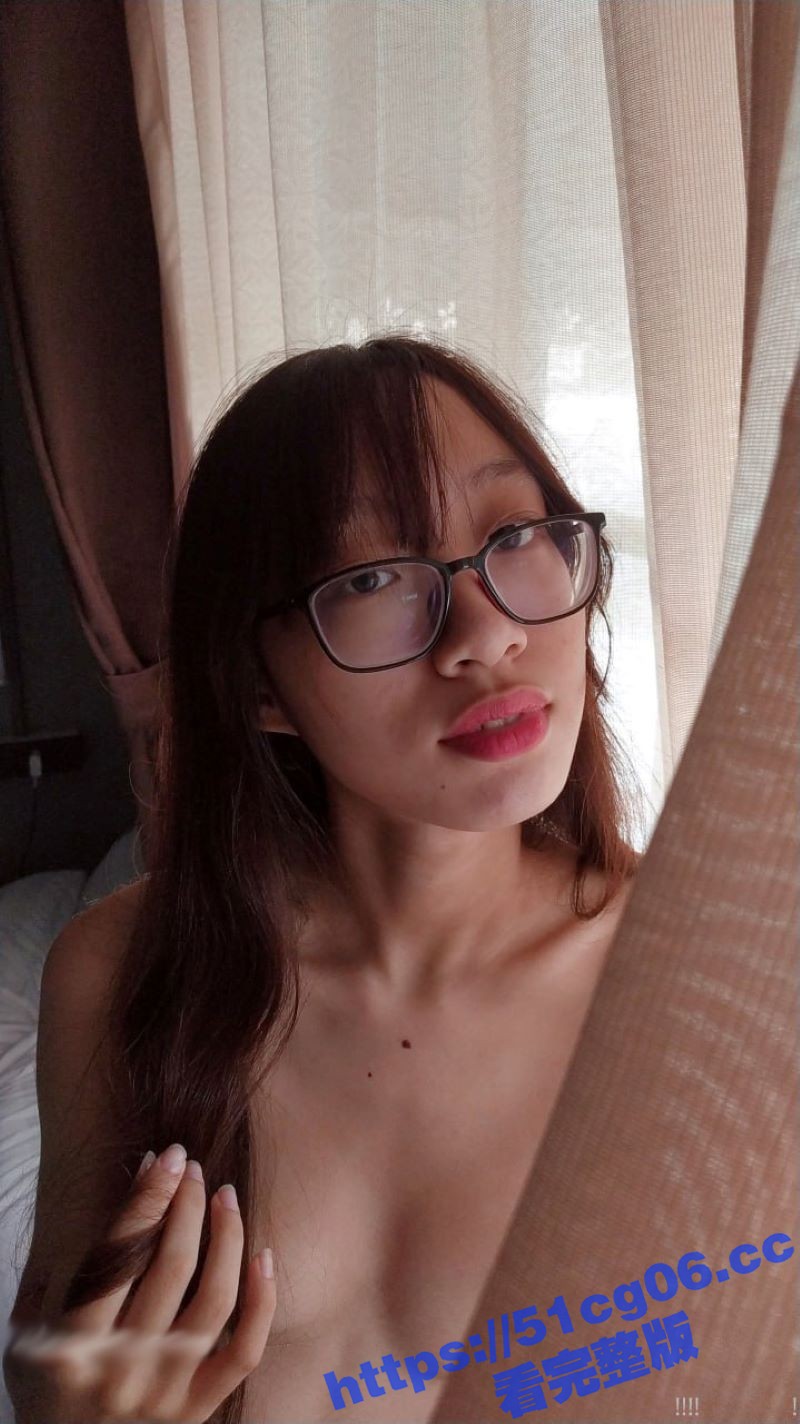 极品清纯眼镜妹自拍 相关图片