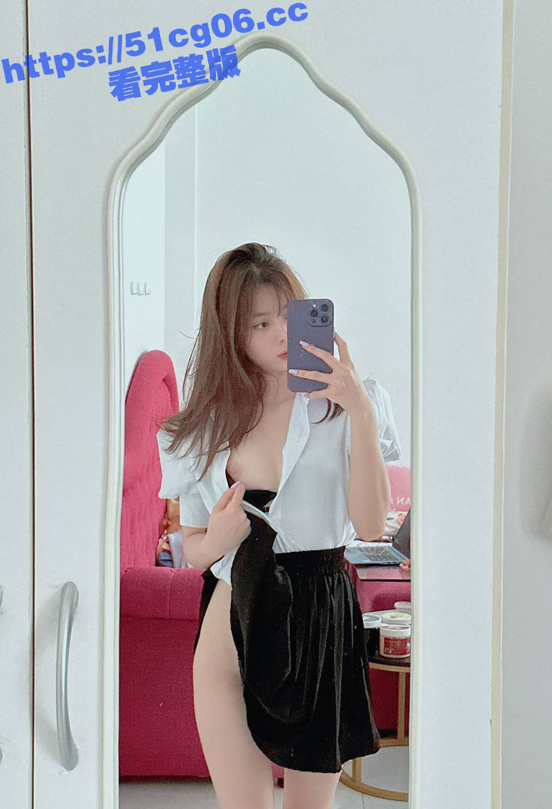 校花学生妹怎样安慰异地恋男友 当然是裸照加性感小视频啦！小穴超嫩 阴毛稀疏 妥妥的极品母狗！