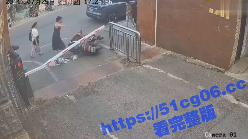 哭笑不得!广东某小区一女士骑电动车和升降杆较上劲了 有电动车道不走强行冲卡被卡脖