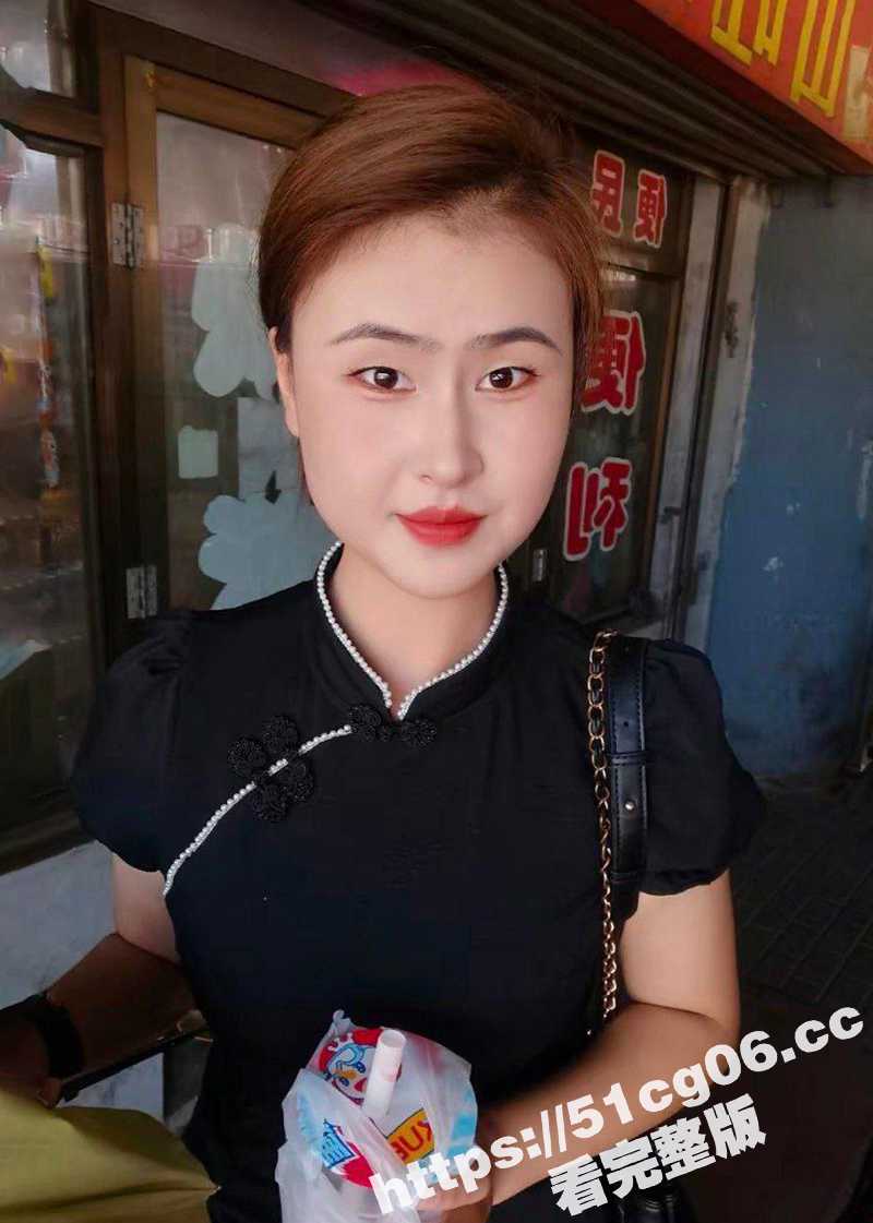 上海浦东某会展公司员工 胡美琴 淫荡视频遭同学曝光!微胖巨乳骚母狗，最喜欢的做爱方式就是群交！