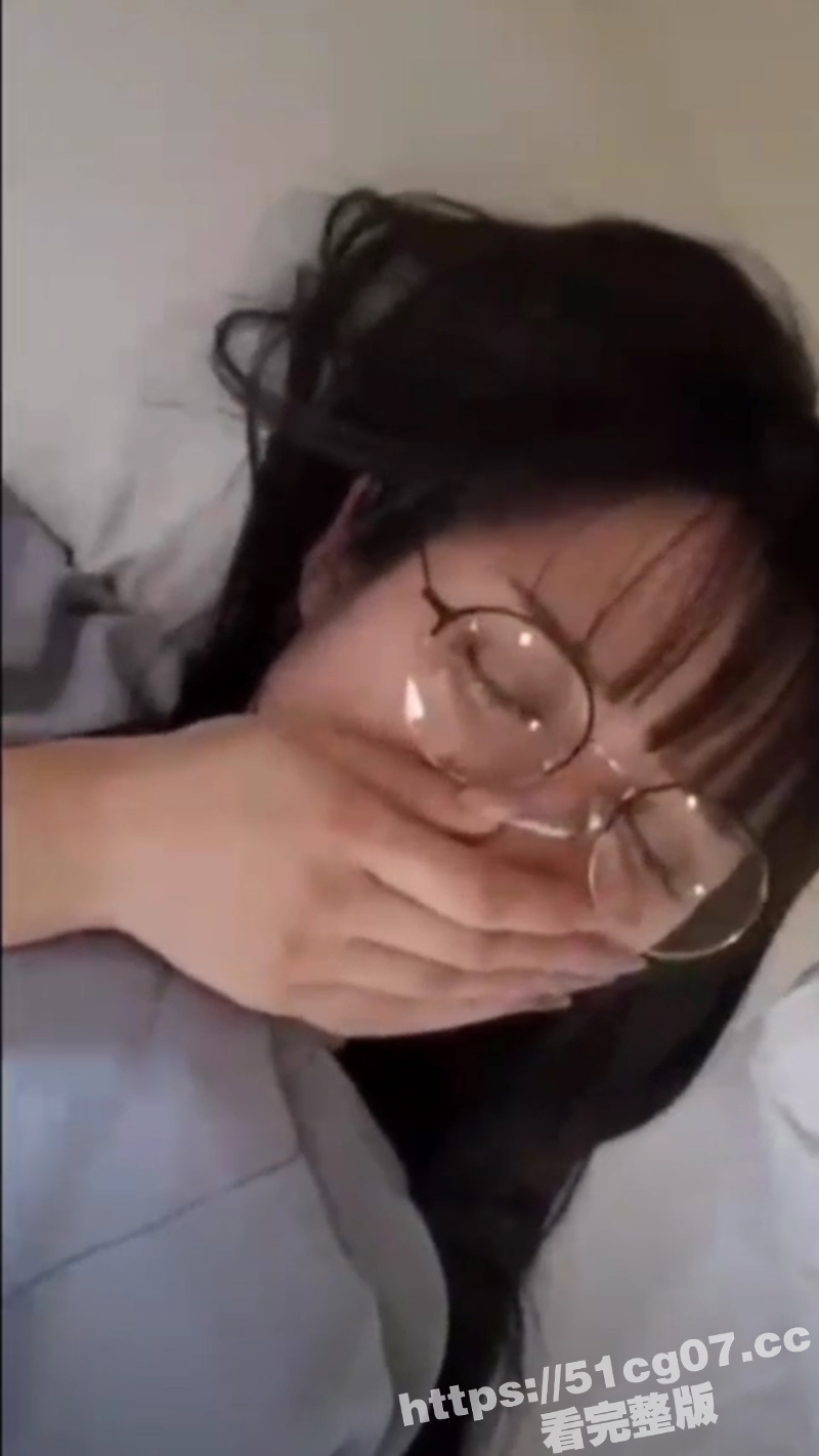 约炮眼镜嫩妹 极品身材反差婊 小穴粉嫩长腿修长 被玩弄时还害羞捂着脸 明明很享受却还要装清纯