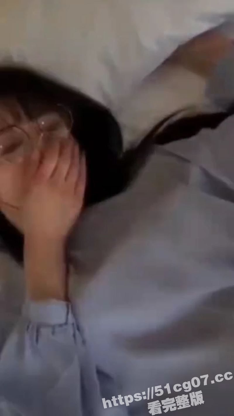 约炮眼镜嫩妹 极品身相关图片