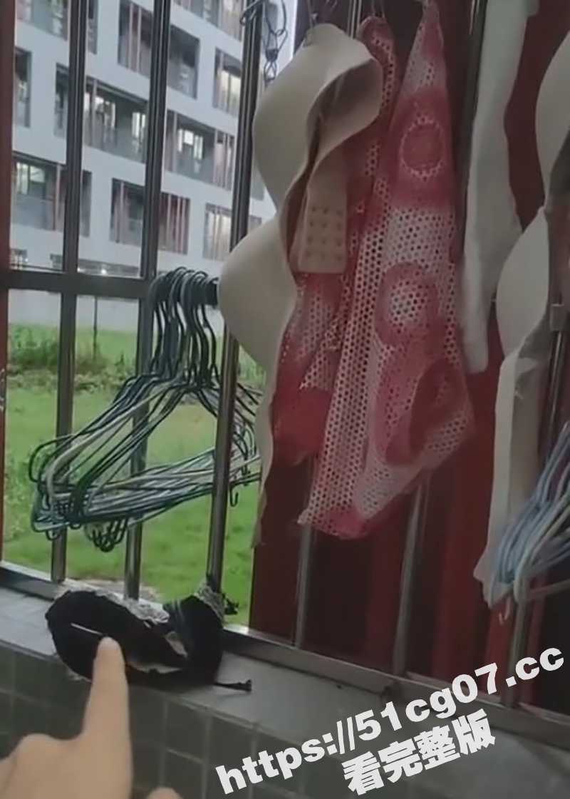 广东石油化工学院大瓜 变态男大学生偷女同学内衣打飞机射在奶罩上 被女同学无意中拍到并曝光！