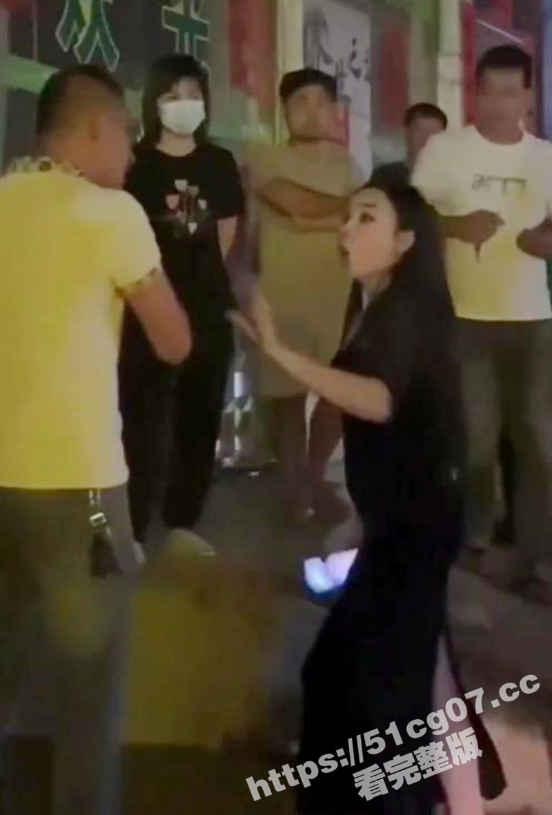 广东男子出轨被老婆当场抓奸 男子为了护着小三打老婆 这老婆前凸后翘有气质 果然家花不如野花香