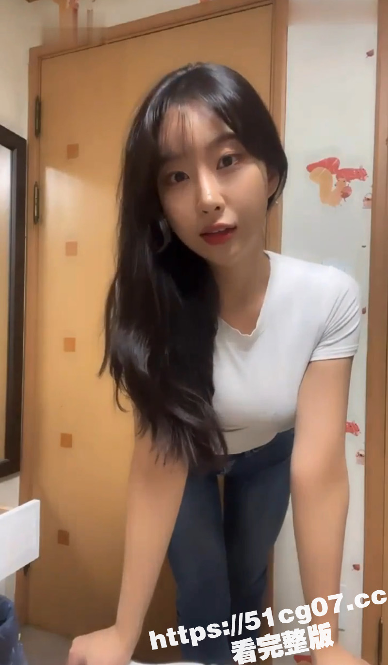 首尔健身女教练 极品牛仔裤美臀女神 一边玩游戏一边被学员玩穴后入 这大屁股操着太享受了