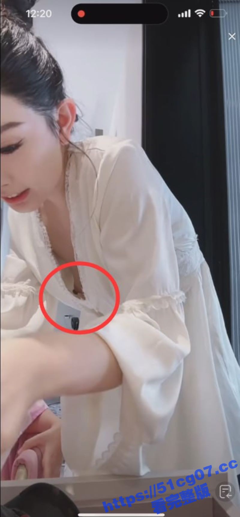 抖音辣妈竟然不穿内衣直播 乳头奶子清晰可见 说不是故意的我都不信！