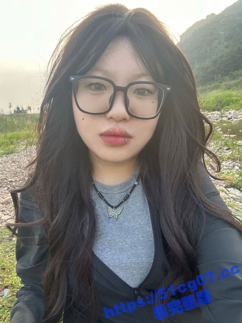 清纯眼镜学生妹网吧约炮视频泄密 穿着短裙摸大腿 没几下骚逼就湿了 迫不及待去家里开操
