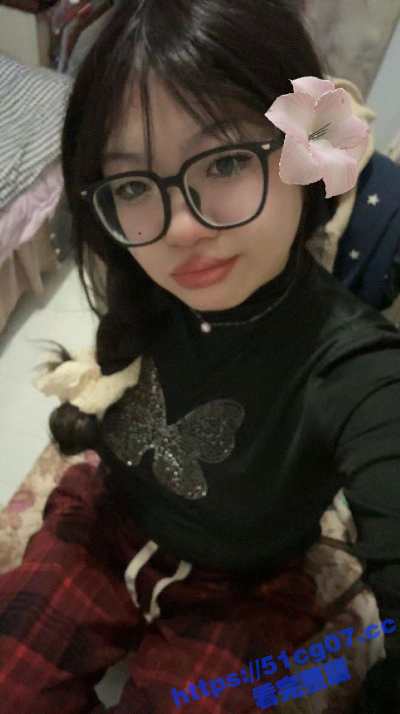 清纯眼镜学生妹网吧约相关图片