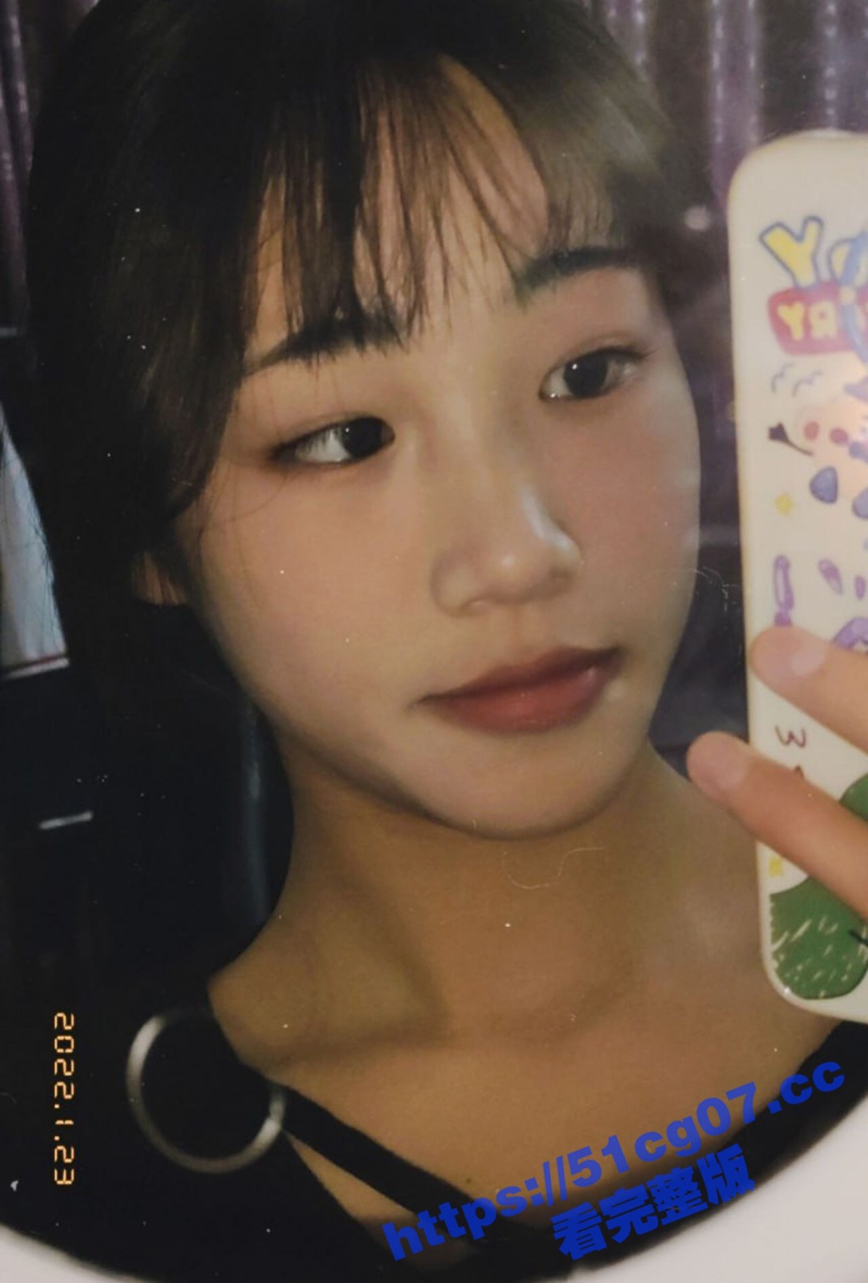 清纯大二学妹 被假经纪人忽悠 妹子乖乖脱光光 掰开鲍鱼看看是不是处女 嫩倒是挺嫩 太多白带了