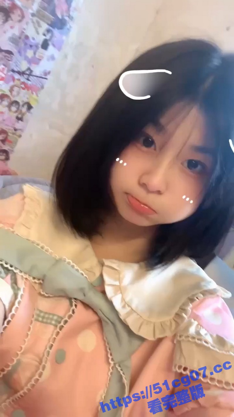 超级可爱的萝莉学生妹子和主人裸聊自拍视频流出 清纯可爱的样子真的太反差了 粉嫩的骚逼诱惑力十足