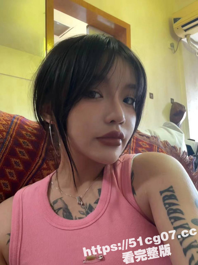 独家曝光 四川绵阳梁晶 F奶的长腿极品骚货 丰乳肥臀身材一流 最爱吃大鸡巴和被爆操的快感
