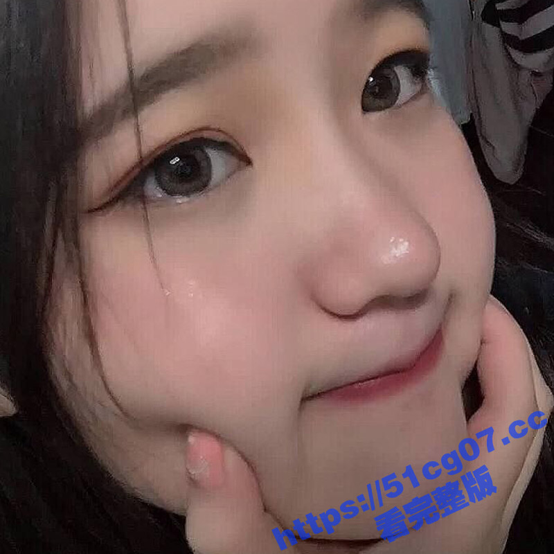 母狗曝光！微胖小坦克母狗被无套猛怼肥鲍 每一次的抽插都能激起骚货的淫叫 表情看起来相当的舒坦