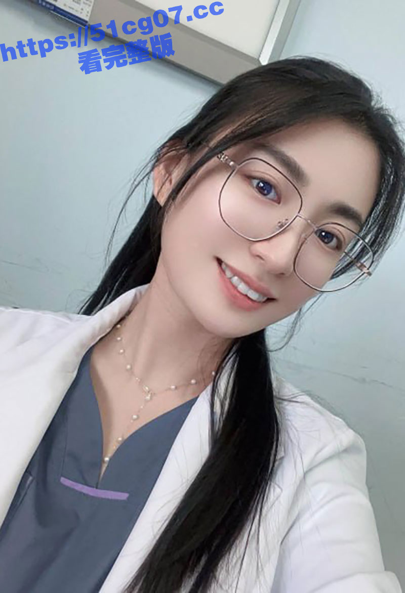 云南省第一人民医院的颜值担当 陈萍萍 为能成功上位科室主任 趴在办公桌上翘着屁股等待被领导后入！