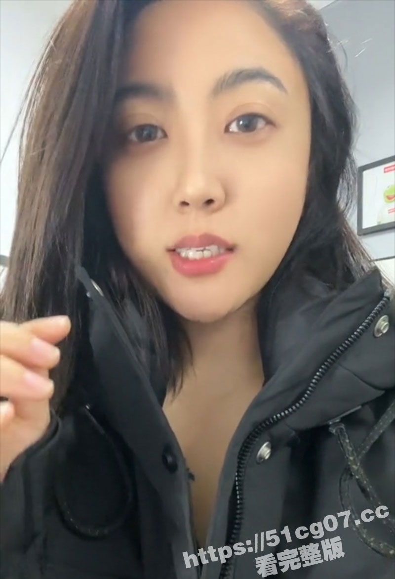 抖音68万粉丝主播 小黎老师 直播时撩衣服故意露出奶子 撩动了粉丝们的心弦 被强大网友录屏疯传！