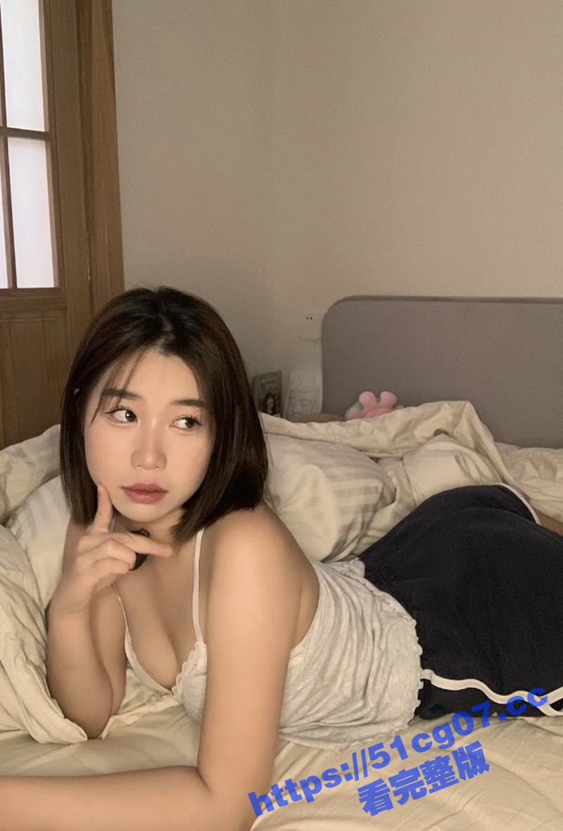 兄妹乱伦 妹妹的蜜桃臀又变翘了 穿个内裤在沙发上勾引我 必须要满足她 大屌青筋暴起无套抽插