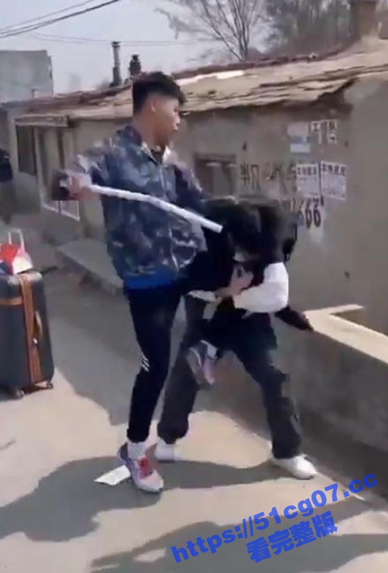 拒绝校园霸凌 东北小伙被两名男同学堵在校门口 小伙逮着其中的小个子就往死里打 太热血了！