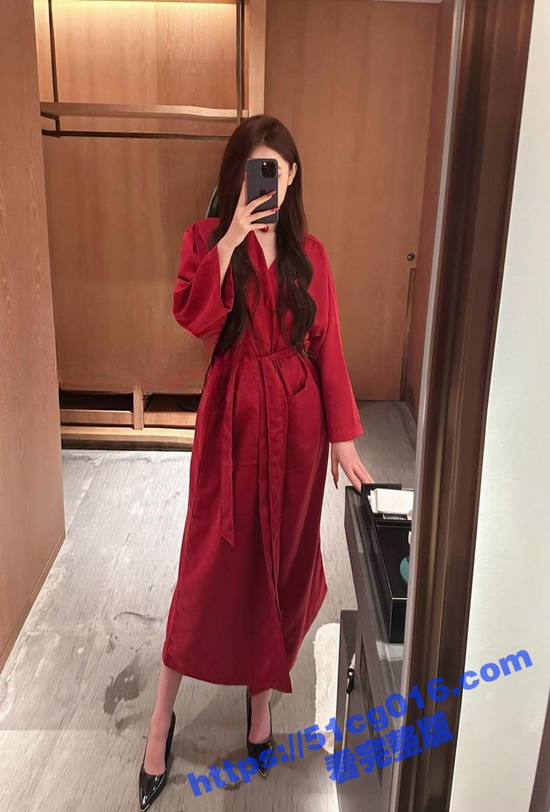 推特气质女神 elsa林绾绾 极品反差小母狗 高跟黑丝 在楼道被肥宅男后入啪啪 这大长腿真美啊