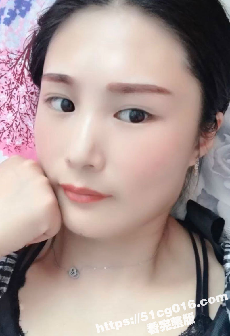 经典绿帽奴！自己硬不起来 只能让丰腴白皙的大屁股骚妻找单男3P 并开视频直播给老公看她被野男人肏！
