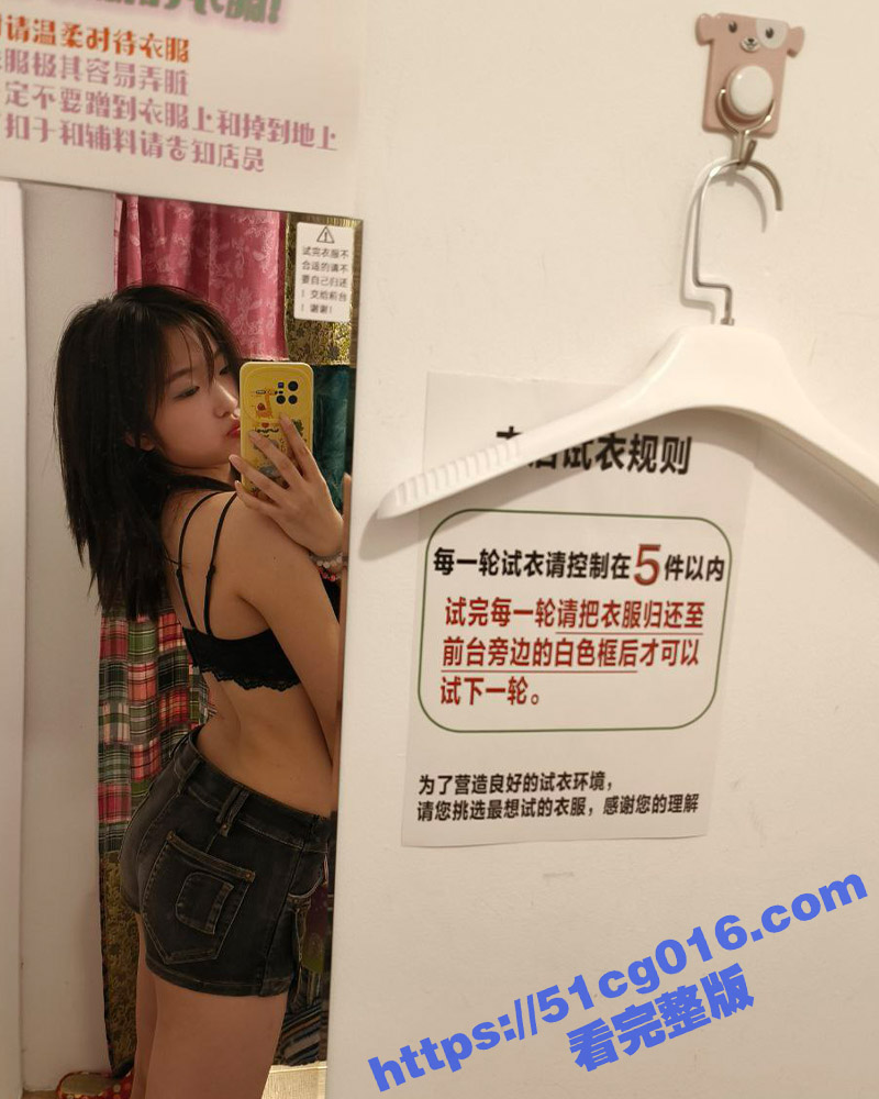 反差曝光！广州高颜值反差婊学生母狗 小迪 水性杨花 人尽可夫 在宿舍自拍掰逼视频 逼都快被玩烂了