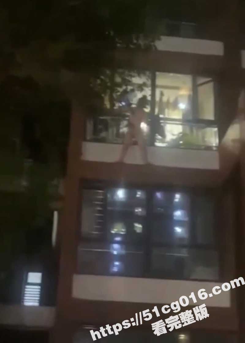 隔壁老王玩邻居老婆 被绿帽老公堵屋里 全裸挂在阳台外面 被吃瓜群众围观
