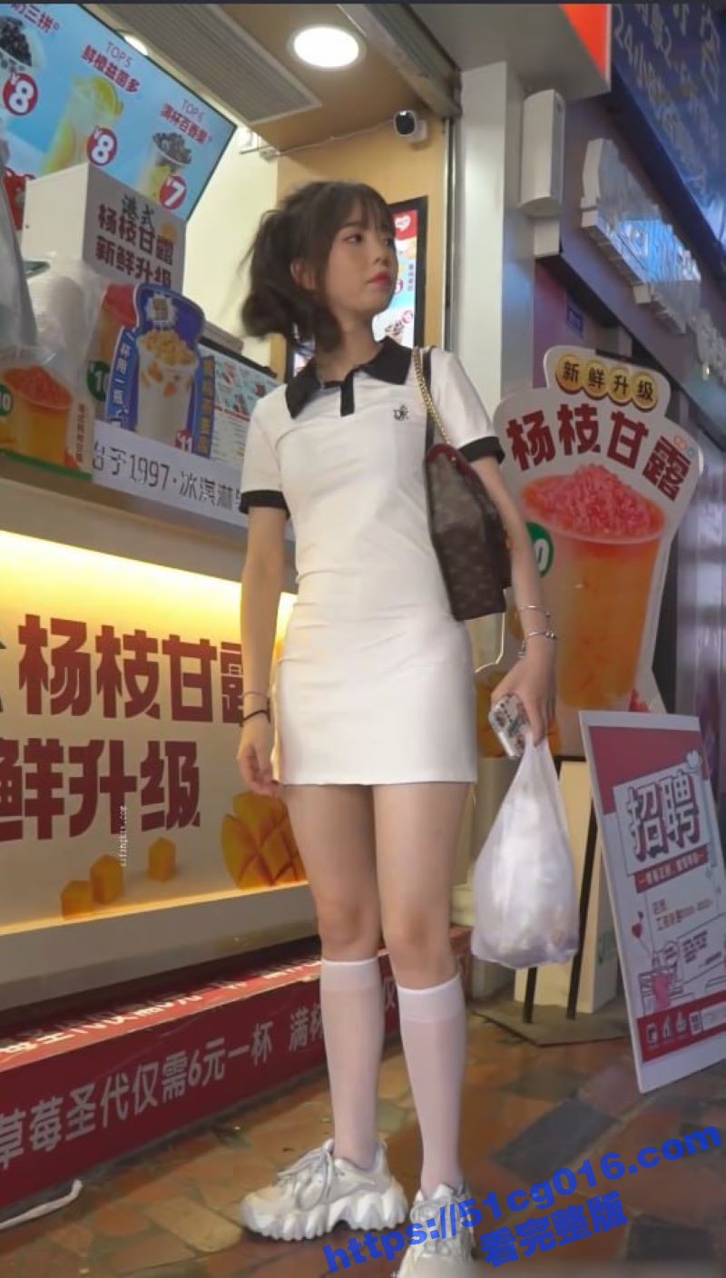 抄底偷拍 偶遇短裙白袜运动鞋的极品美少女 连内裤都是白的卡在臀缝里太诱惑了 真是尤物啊！