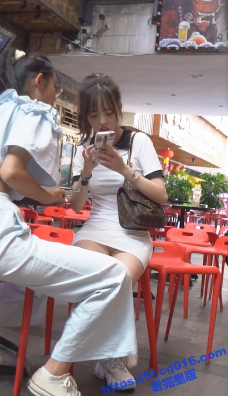 抄底偷拍 偶遇短裙白相关图片