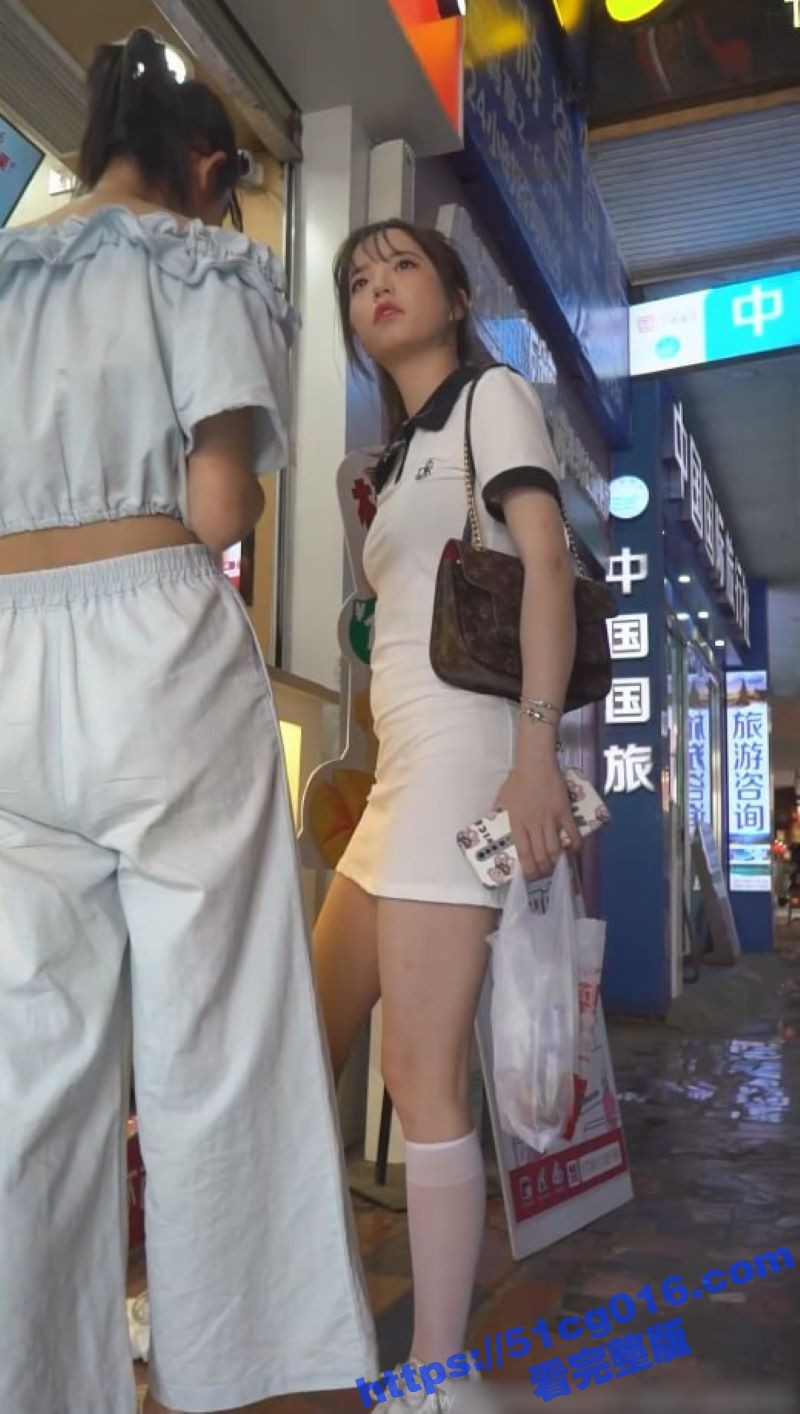 抄底偷拍 偶遇短裙白相关图片