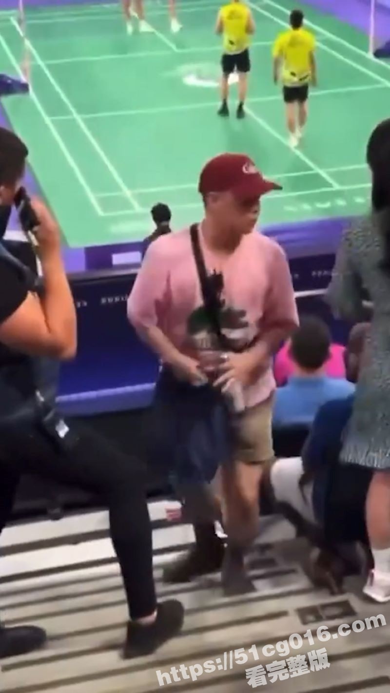 法国巴黎奥运会男子羽毛球双打比赛中 台独女子高喊台湾加油 被红帽粉衣男抢走标牌 原视频！