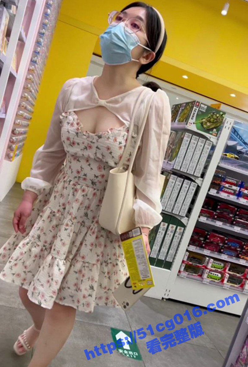 大神偷拍抄底美女裙底风光 巨乳眼镜妹和男友逛街 长裙蓝色窄内骚气侧漏 贴着屁股拍 真是艺高人胆大