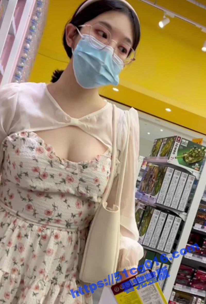 大神偷拍抄底美女裙底相关图片