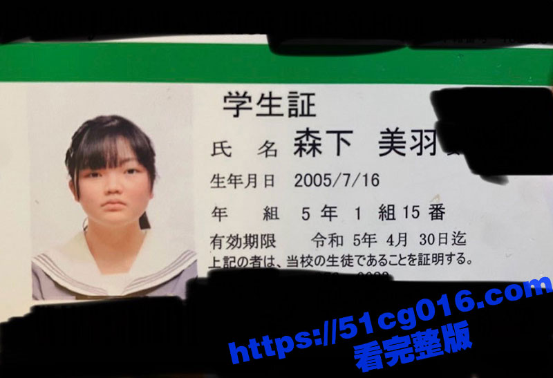 日本乖巧可爱的00后反差小萝莉 森下美羽 在列车上直接撩起衣服让男友玩奶子！还俯下脑袋为男友口爆吞精！