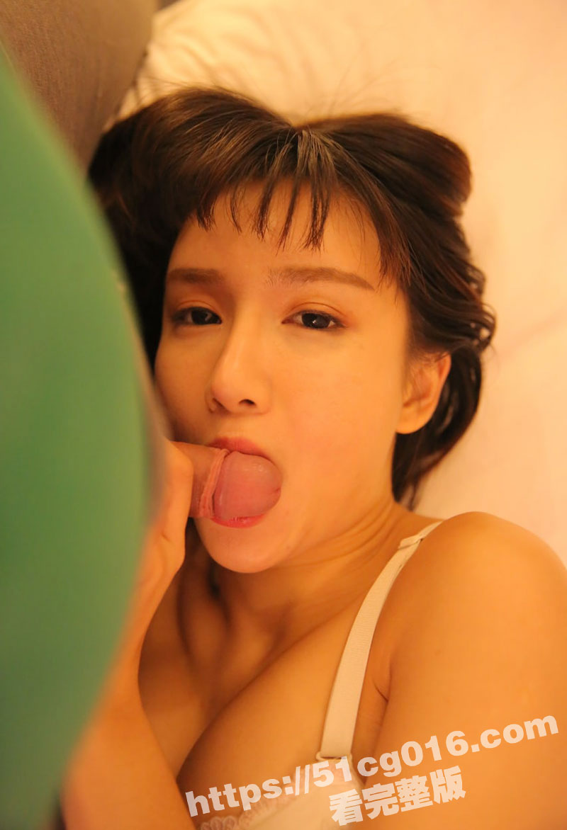 秀人网高颜值美乳网红 周大萌 拍摄大尺度私房照后被摄影师诱奸内射 呻吟娇喘妩媚动人！