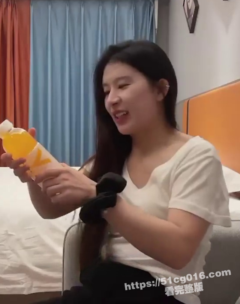 探花利哥 约炮知性御姐享受着她那柔情似水 在私下又猛兽泄洪般的欲望！